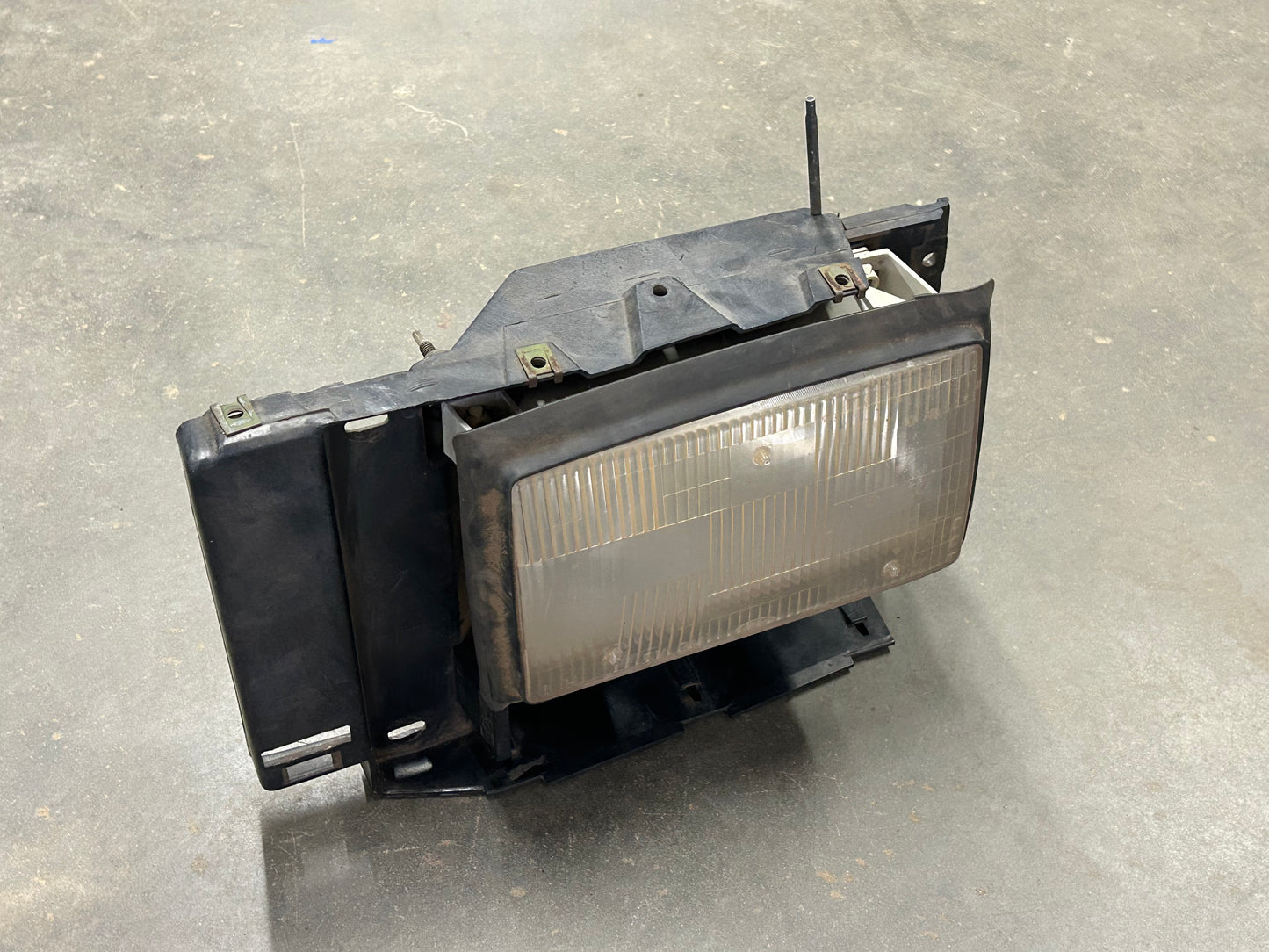 91-94 Explorer/89-92 Ranger Headlight/Housing - Passenger